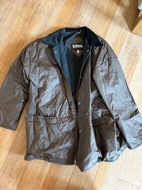 totes • Quilted Dark Brown Jacket with Black Velvet Collar